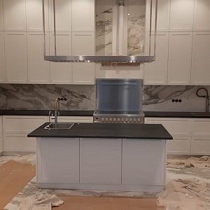 Столешника и фартук из мрамора Калакатта Вайт экстра и гранита Абсолют Блэк Шагрень