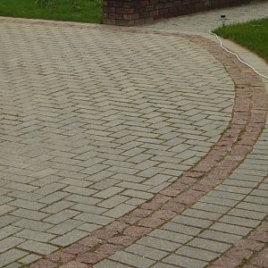 Мощение брусчаткой 100х200х50 термообработанной гранит красный Марпл ред гранит серый Сезам блек