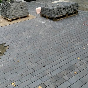 Мощение брусчаткой 100х200х50 термообработанной Габбро диабаз черный