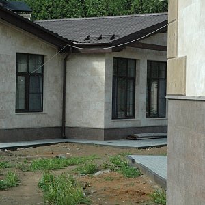 Мощение брусчаткой 100х200х50 термообработанной гранит серый Сезам блек
